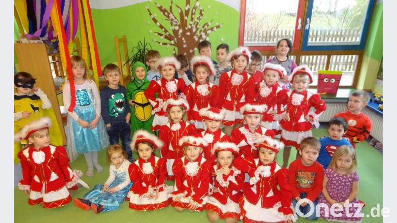Die Kindergartenkinder stellten sich mit der Wichtelgarde des WCV zum Foto auf. Bild: hl
