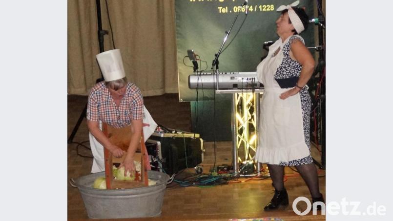Rita Bayerl und Zenzi Biegerl inszenierten die „Sauerkrautpolka“. Bild: weu