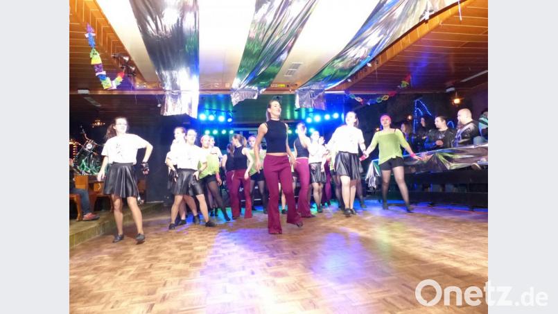 Gemeinsam die Luher Mädels feiern die Motorradfreunde Last Minute den Start ins Jubiläumsjahr. Bild: hme