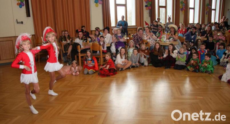 Fuchsmühl im Faschingsfieber. Da wollten auch die Gardemädchen Sophia Bächer und Anna Zwerenz (von links) nicht fehlen. Bild: wro