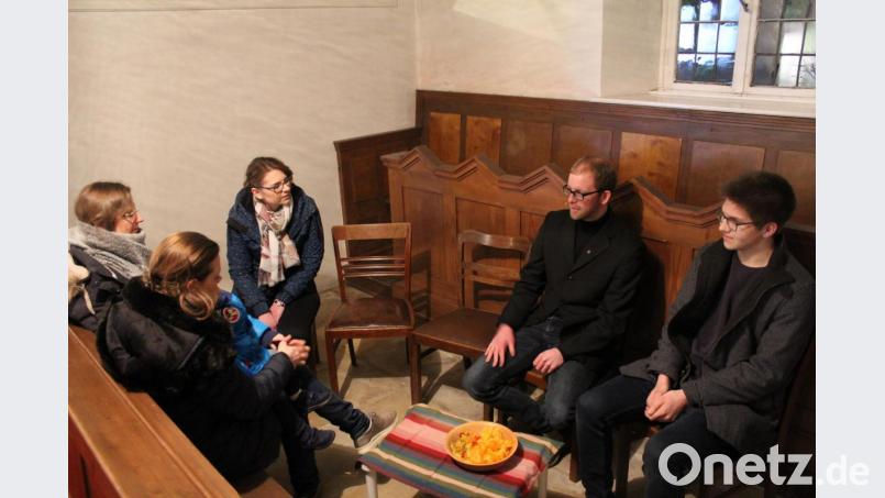 &quot;Wie kann ich ein Brief Christi sein?&quot; - darüber diskutierte Pfarrer Manuel Sauer (2.v.r.) bei Gummibärchen und Chips. Bild: fks
