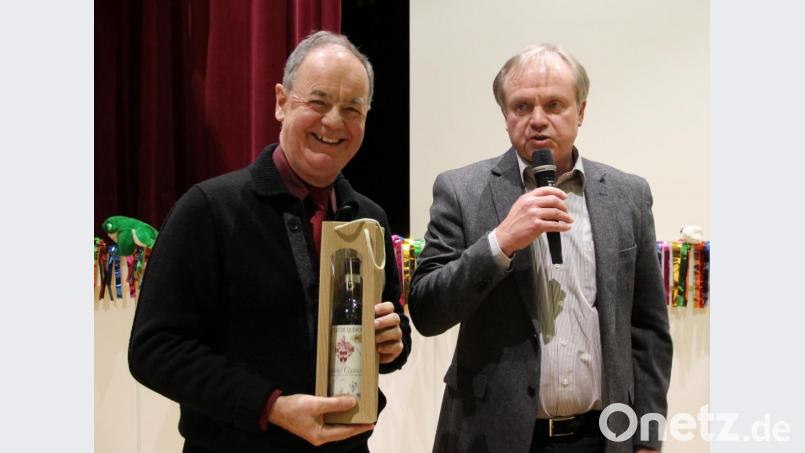 Mit einem kleinen Präsent dankte der Vorsitzende des Männervereins, Walter Elberskirch (rechts), dem Referenten Alexander Dewes (links. Bild: bph