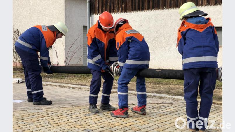 Feuerwehrjugend fit in Theorie und Praxis. Bild: exb