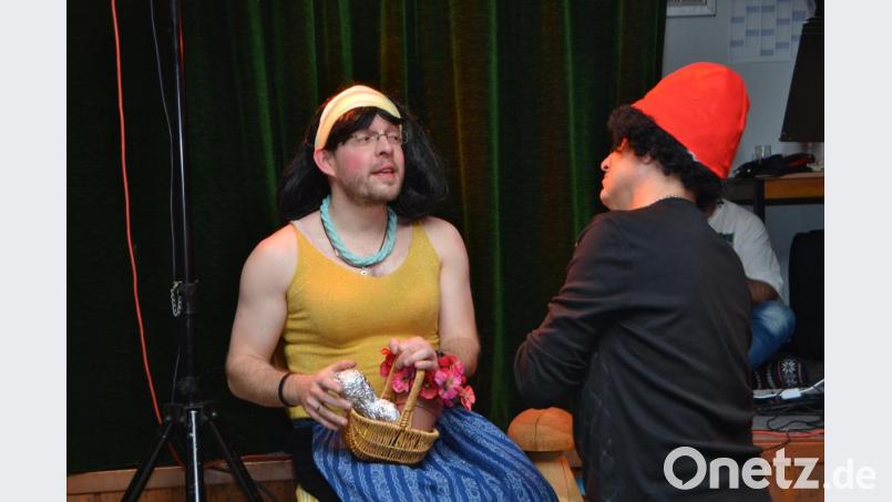 Das türkische Zwerglein Kurt will "Schneeflittchen" mit einer Zwiebel massieren. Bild: dob