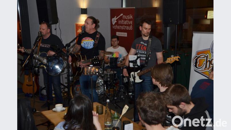 Die Band &quot;Channel 4 U&quot; aus Nürnberg spielte am Freitag live im Restaurant das &quot;friedrich&quot; auf und fing sich mit der organisierenden Vohenstraußer Musikinitiative (MiVoh) viel Lob von den Gästen ein. Bild: dob