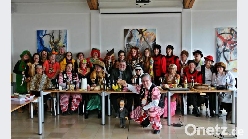 Nach gelungener Machtübernahme sang und schunkelte das „Weibervolk“ ausgelassen mit Frauenbundpräses Pfarrer Hannes Lorenz (vorne knieend) und Bürgermeister Armin Schärtl (Bildmitte). Bild: bph