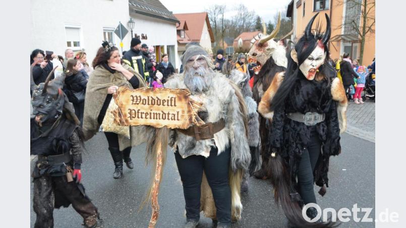 Die &quot;Wolddeifl Pfreimdtal&quot; sind heuer ebenfalls mit von der Partie in Altenstadt. Mit ihren aufwändig geschnitzten Perchten verbreiteten sie vor allem bei den Kindern Angst und Schrecken, obwohl sie in ihren eigenen Reihen schon einige Nachwuchs-&quot;Wolddeifl&quot; dabei haben. Bild: dob
