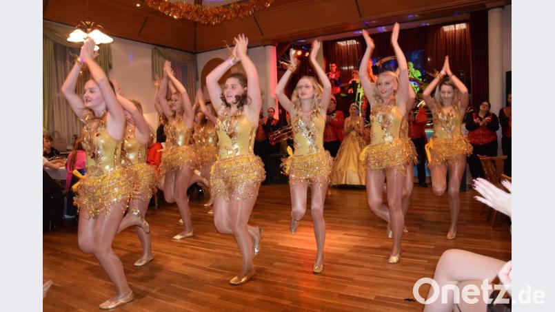 "Golden Summer" war in diesem Jahr das Motto des Faschingskomitees in Schmidmühlen gewesen. Und diesen goldenen Sommertagen konnte man noch einmal beim Wildererball im Altenbuchnersaal frönen, auch wenn draußen das Sturmtief Xanthippe um die Häuser zog. Bild: bö