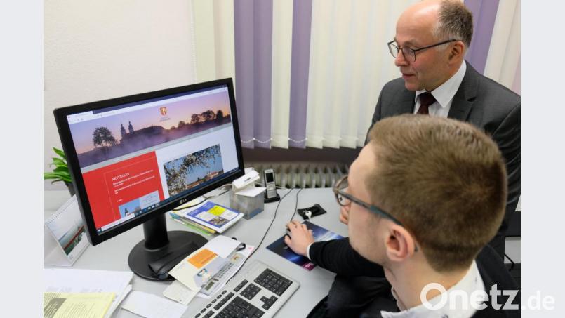 Die neugestaltete Website der Gemeinde Speinshart ist online. Bürgermeister Albert Nickl und VG-Mitarbeiter Christofer Neukam überprüfen die jüngsten Eintragungen. Bild: do