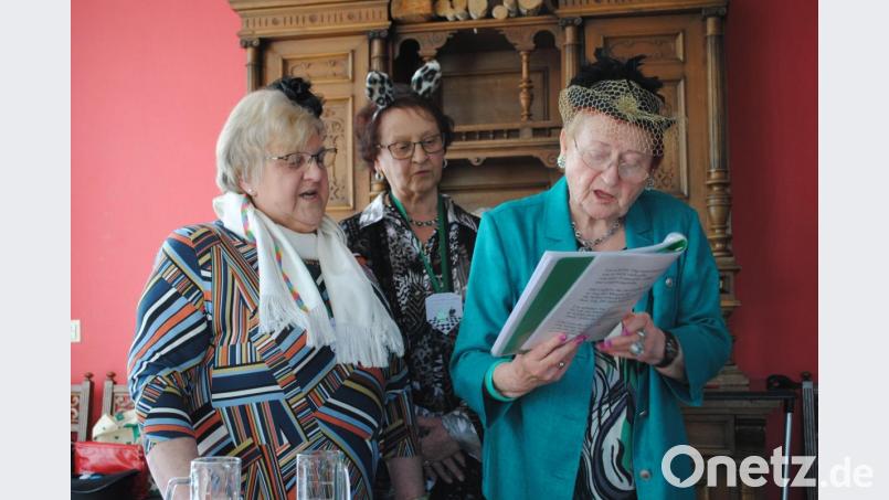 Angela Erfurt (links) hatte Sketche und Lieder zum Mitsingen mitgebracht Bild: gag