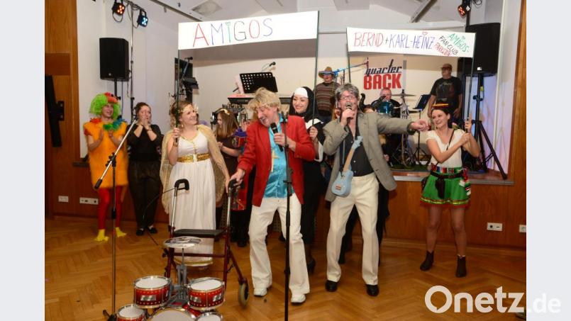 Die Parksteiner &quot;Amigos&quot; mit Hans Hausner (rotes Sakko) und Heinz Rast (mit der umgehängten Gitarre) legen eine perfekte Playbackshow hin, bevor sie auf kommunale Themen eingehen. Bild: bey