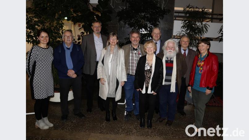 Christel Gollner (Fünfte von rechts) gründete den Verein „Oberfränkische Malertage“, bei dem auch Hans Wuttig (Dritter von rechts) mit dabei ist. Bild: mfh