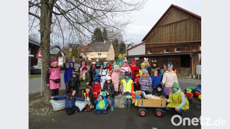Vorsitzende Beate Sporrer (stehend, links) freute sich, dass sehr viele Kinder beim Faschingsumzug dabei waren. Bild: twg