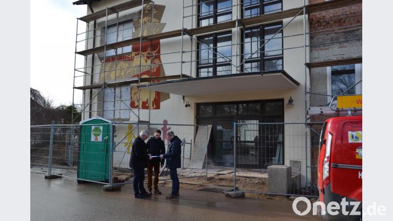 Baudirektor Georg Braunreuther (links), Bürgermeister Hermann Ach (rechts) und Ingenieur Patrick Eger freuen sich über den schnellen Baufortschritt. Bild: gi