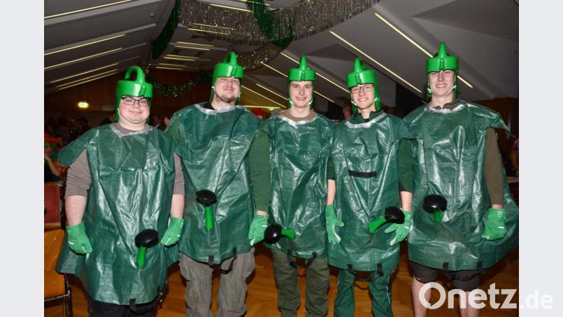 Eine tolle Idee der fünf Burschen: Sie kamen als &quot;Gießkannen&quot; zum Faschingsball des SV Parkstein. Bild: bey