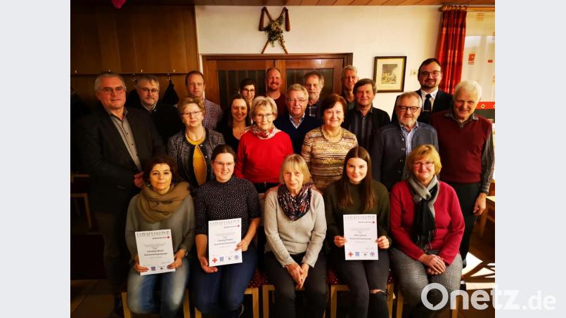 Bei der Wasserwacht wurden bei der Jahreshauptversammlung zahlreiche Mitglieder für die langjährige Treue durch Vorsitzenden Wolfgang Lotter (Zweiter von rechts), Bürgermeister Richard Tischler (links) und BRK-Kreisgeschäftsführer Otto Langenhan (Zweiter von links) geehrt. Bild: hir