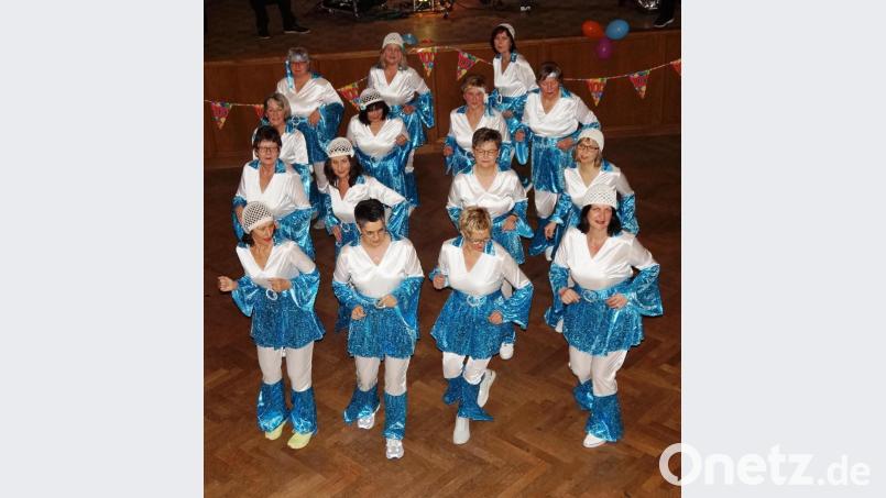 Optisch und stylisch ein Höhepunkt war der Line Dance-Auftritt von 15 rhythmischen Damen im ABBA-Look. Bild: weu