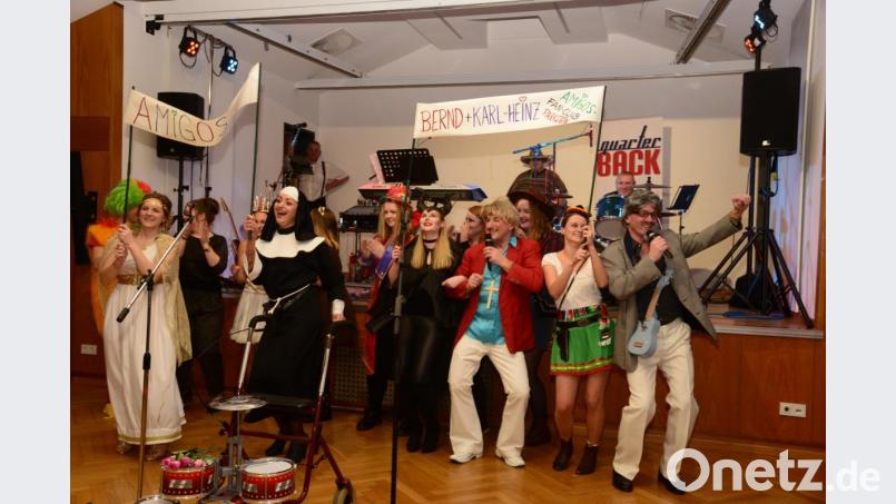 Die Parksteiner &quot;Amigos&quot; mit Hans Hausner (rotes Sakko) und Heinz Rast (mit der umgehängten Gitarre) legen eine perfekte Playbackshow hin, bevor sie auf kommunale Themen eingehen. Bild: bey