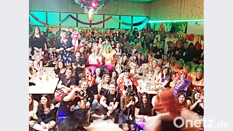 Volles Haus beim Weiberfasching des SC Kirchenthumbach Bild: ü