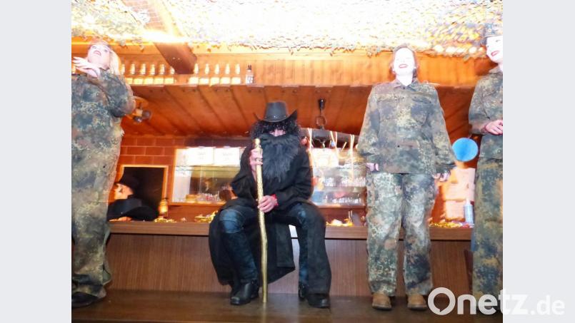 Hier waren die Girls noch schön brav in Uniform verpackt Bild: hme