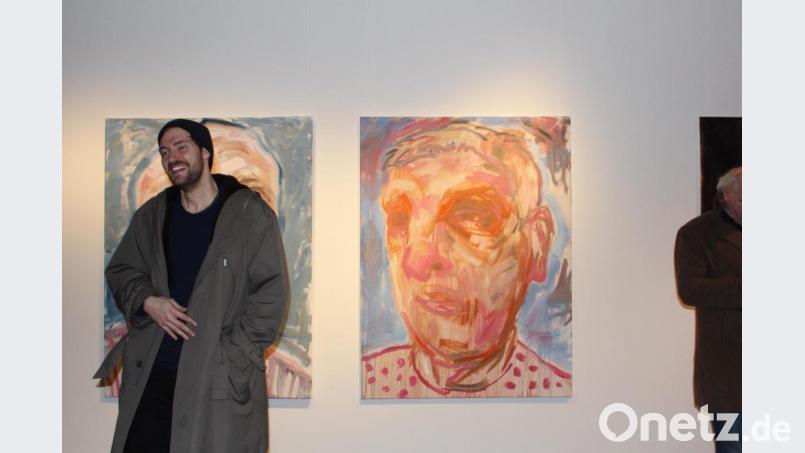Laudator und ehemaliger Preisträger Johannes Steubl neben dem Selfie aus Öl auf Leinwand von Lucas Cabarth. Bild: Dagmar Williamson