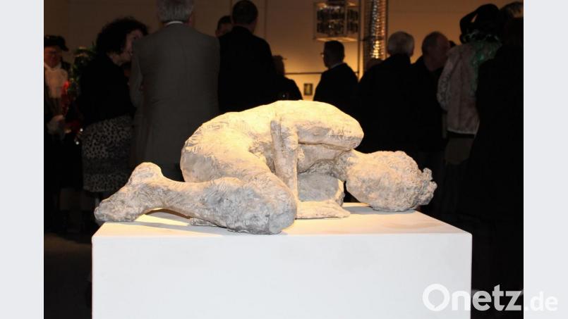 &quot;Auf und ab&quot; von Lilly Peithner - eine weibliche Skulptur inmitten der Bewegung des Aufrichtens. Bild: Dagmar Williamson