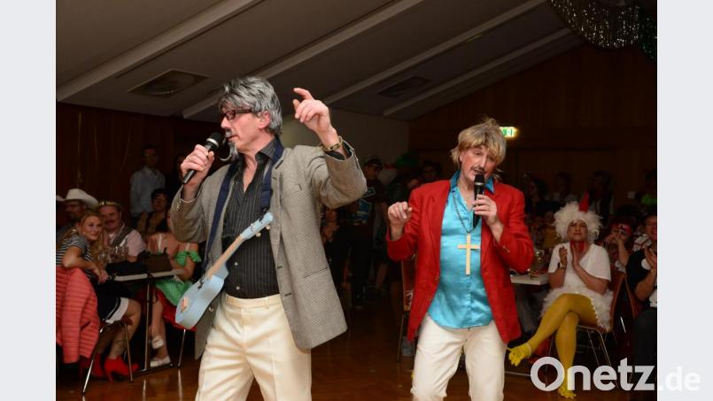 &quot;Karl-Heinz&quot; und &quot;Bernd&quot;, die Parksteiner &quot;Amigos&quot; suchen bei ihrer Show natürlich auch die Nähe des Publikums und gehen durch den Saal. Bild: bey