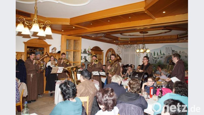 In Ordenstracht waren die Musikanten der Pfatterer Omasch in Weiding unterwegs und brachten allerhand Neuigkeiten unter die Gäste in den Wirtshäusern. Bild: mmj
