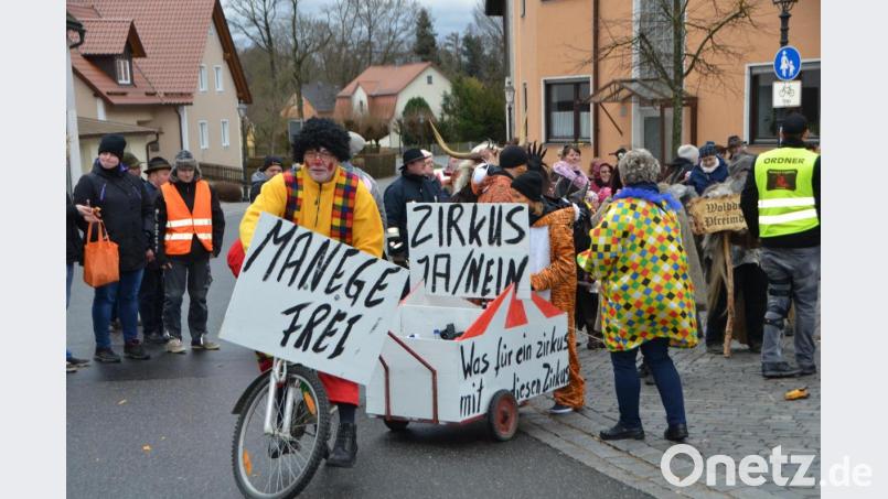 Die Siedlergemeinschaft Altenstadt spielt den Zirkus aus, wie einige andere auch. Vorsitzender Albert Schuhmann steuert das Rad sicher durch die Zuschauer. Bild: dob