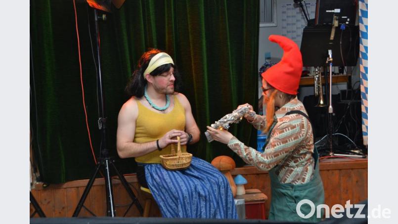 Mit Geschenken wollen die Zwerge das "Schneeflittchen" (Mathias Kraus) für sich gewinnen. "Schöne, gib mir schnell einen Kuss, weil ich dann wieder fischen muss", forderte er. Bild: dob