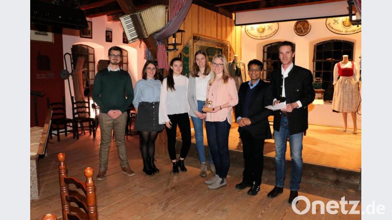 Stellvertretend für alle Teilnehmer an der 72-Stunden-Aktion überreichten (von rechts) Pfarrgemeinderatssprecher Carsten Klöble und Pfarrer Joseph an Anna Wildenauer, Antonia Klöble, Lisa-Maria Schmidt, Anna-Maria Härtl und Maximilian Heindl den Bambi in Miniform sowie ein Geldgeschenk. Bild: bsc