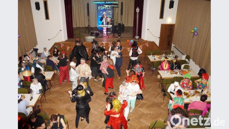 Bei der Supermusik von „Fonse“ und Bombenstimmung war die Tanzfläche beim Frauenbundfasching im Pfarrheim immer gefüllt. Bild: weu