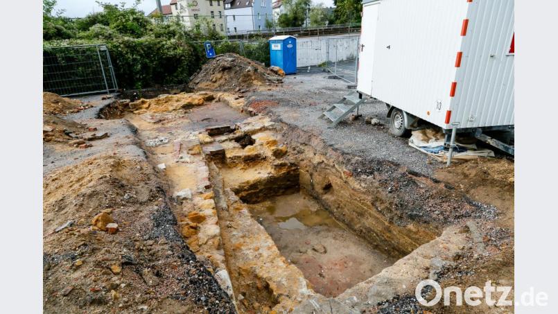 Bei Ausgrabungen neben dem Spitalparkplatz wurden 2019 Reste der Stadtmauer gefunden. Die Untersuchungen werden heuer fortgesetzt und abgeschlossen, dann kann das Landesjugendamt bauen. Bild: Hösamer