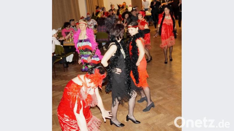 Die peppigen Charleston-Damen eröffneten den Ball. Bild: weu