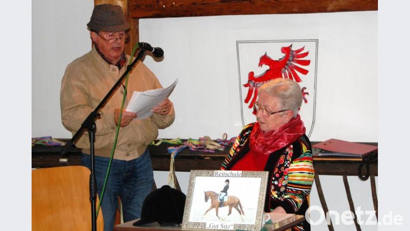Lore Leitmeier (rechts) und Wilhelm Moser (links) sorgen mit ihren Sketchen für viel Gelächter. Bild: sm
