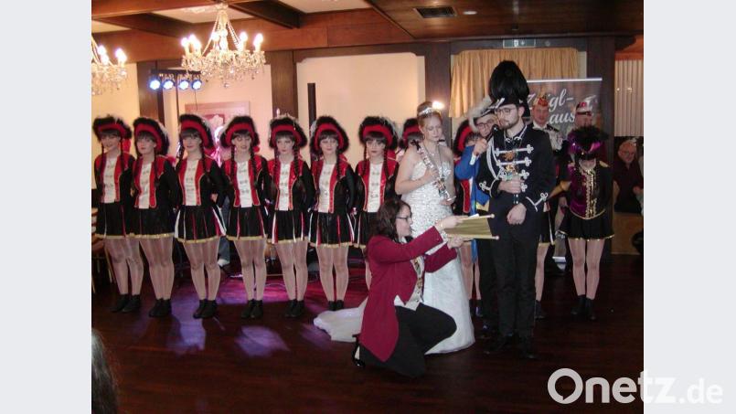 Ansprache des Prinzenpaares mit Garde im Hintergrund Bild: tok