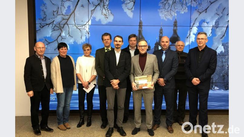 Beim Treffen dabei waren (von links) Zweiter Bürgermeister Karlheinz Hoyer, Beatrix Rustler, Leiterin Kultur und Tourismus, Marcela Brabačová, Chebs Bürgermeister Miroslav Plevný, místostarosta Oberbürgermeister Antonín Jalovec, starosta Stadtbaumeister Hubert Siller, Bürgermeister Bernd Sommer, Chebs Zweiter Bürgermeister Jiří Černý místostarosta sowie die Geschäftsführer Karl-Hans Hofmann und Václav Sýkora. Bild: exb