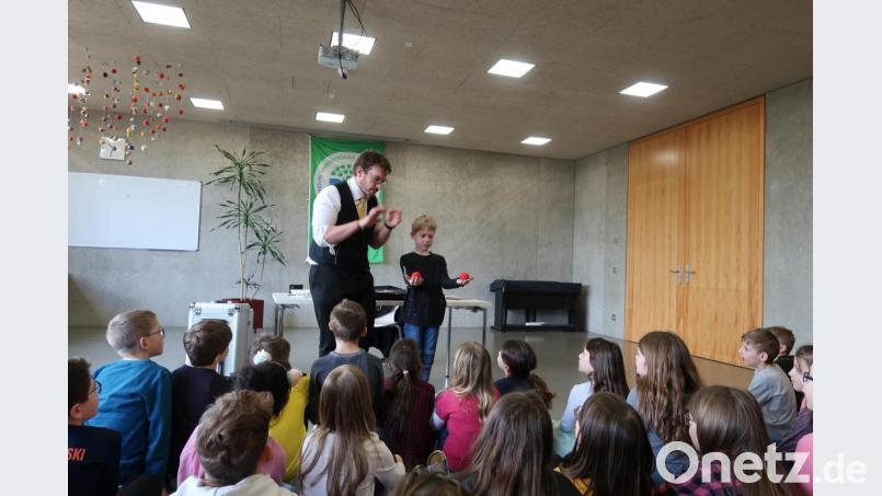 Zauberer Marco Knott aus Bärnau begeistert die Kinder mit seiner Show. Bild: exb