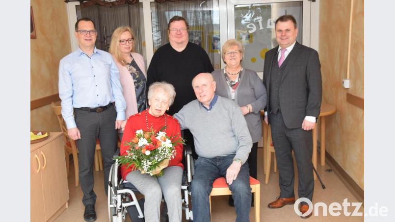 Bürgermeister Karlheinz Budnik (stehend von rechts), Angela Erfurt, Pfarrer Hubert Bartel, Tochter Martina und Ralf Selch gratulierenden Margareta und Gerhard Langner zur Diamantenen Hochzeit Bild: fz