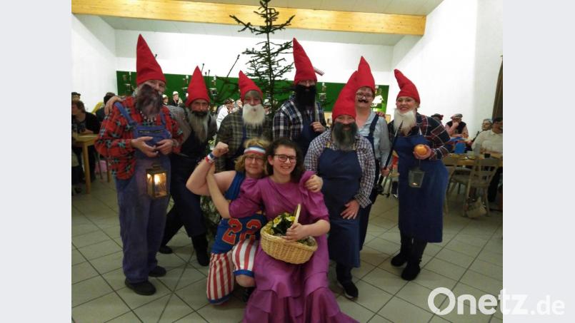 Für den Sketch vom Schneewittchen (Maxima Pongratz, vorne) und ihren 7 Zwergen ernten die Landfrauen großen Applaus. Bild: rfi