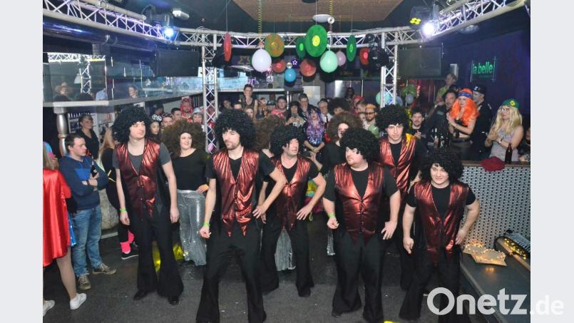 Die vereinseigene Showtanzgruppe "Dirty Surprise" bringt die Stimmung pünktlich zur Mitternacht zum Kochen. Bild: fjo