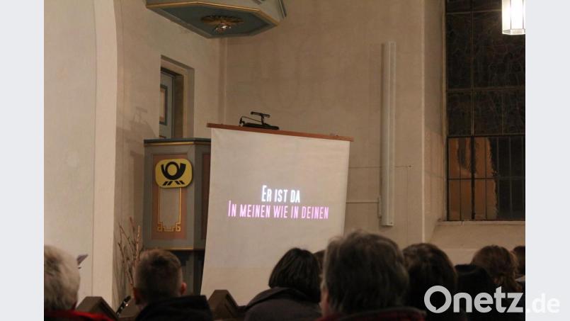 Poetryslam visualisiert auf einer Leinwand - der Jugendgottesdienst wurde modern und kurzweilig inszeniert. Bild: fks