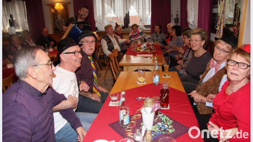 Beim Weiberfasching war jeder herzlich willkommen, um gemeinsam mit der Rentnervereinigung einen kurzweiligen Nachmittag zu verbringen. Bild: wro