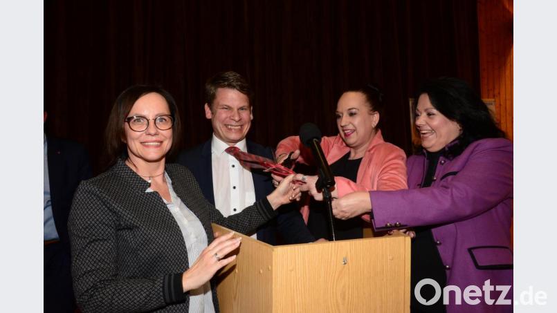 &quot;Schnipp-Schnapp&quot; und die Krawatte ist ab - Stadträtin Stefanie Sperrer macht mit der Schere den letzten Schnitt. Die Stadtratskandidatinnen Ilona Forster (links) und Eva Nitsche (rechts) haben sichtbar ihre Freude an dem kurzen Spektakel. Bild: bey
