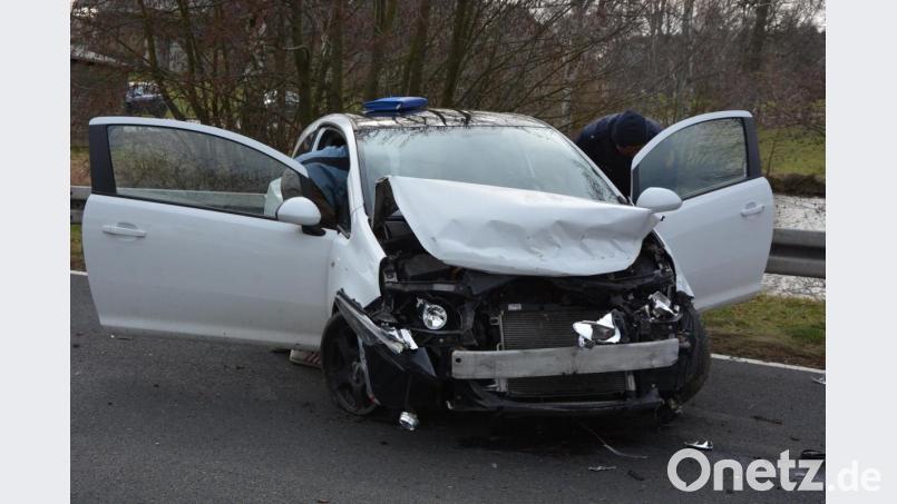 Die 20-jährige Fahrerin eines Opel geriet am Samstag ins Schleudern und steuerte an die Leitplanke. Sie und ihr Beifahrer erlitten leichte Verletzungen. Bild: jr