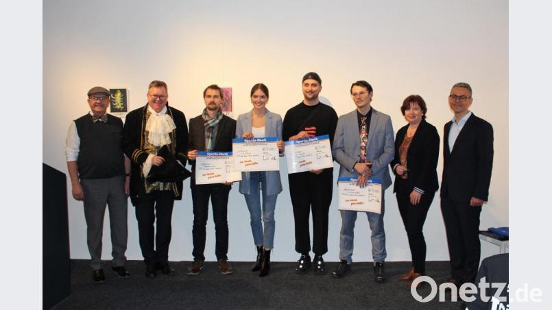 Zeitgenössisch, politisch, naturbehaftet über Liebe und Narzissmus. Die Gewinner des Kunstpreises, so unterschiedlich ihre Werke auch sein mögen, fördern und fordern unsere Gesellschaft. Bürgermeister Martin Preuß, Stadtoberhaupt Michael Cerny, Sebastian Dorn, Lilly Peithner, Lucas Cabarth, Hauptpreisträger Christian Kölbl, Sparda-Bank-Filialleiterin Sabine Seberak und Vorstandsvorsitzender Michael Gruber (von links). Bild: Dagmar Williamson