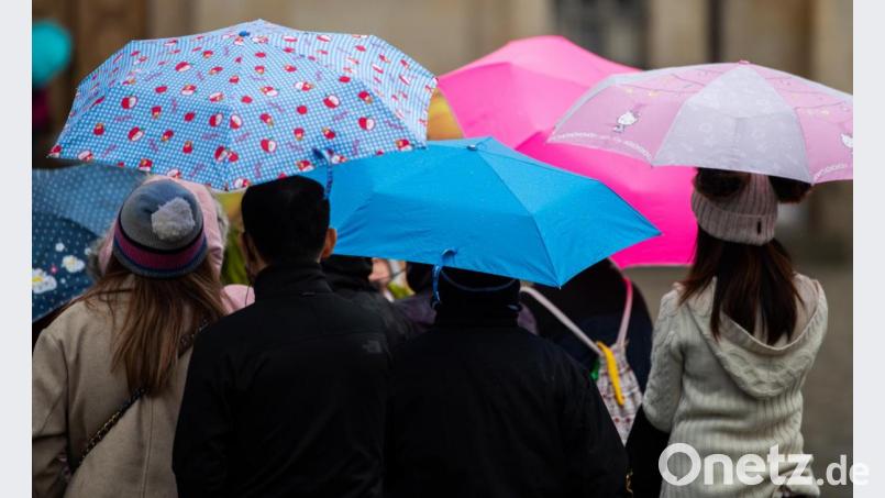 Wer sich am Sonntag draußen aufhält, sollte einen Regenschirm dabei haben. Bild: Robert Michael/dpa