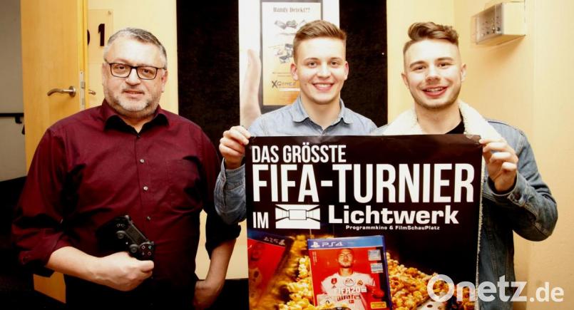 Frederik Hohrath, Jonas Kroneder und Lukas Kosz (von links) planen bereits das nächste Fifa-Turnier im Open-Air-Kino im Stadtpark. Bild: Hirsch