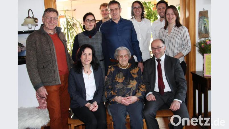 Zum 100. Geburtstag gratulierten Franziska Hausner (sitzend Mitte) nicht nur die Familie von Sohn Gerhard (dahinter stehend), sondern auch Stellvertretender Landrat Albert Nickl (sitzend rechts) sowie Bürgermeisterin Tanja Schiffmann (sitzend rechts) und ihr Stellvertreter Georg Burkhard. Bild: prh