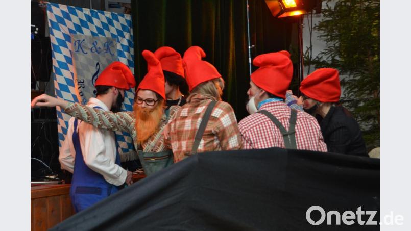 Die Zwerge rutschen auf den Knien durch den Wald, damit sie die passende Größe vortäuschen. Spaß und Stimmung waren durch diesen Auftritt Programm. Bild: dob